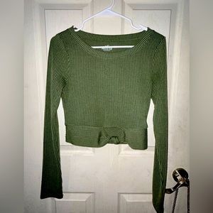 Size medium Hollister olive cropped long sleeve, super soft material. Worn twice